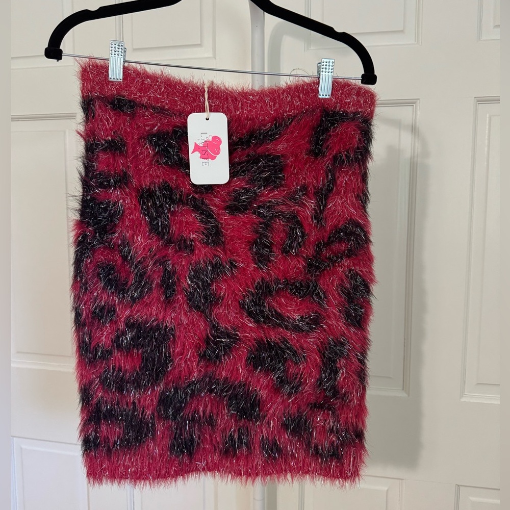 NWT L'ATISTE Fuzzy Red and Black Sweater Skirt Size 1X